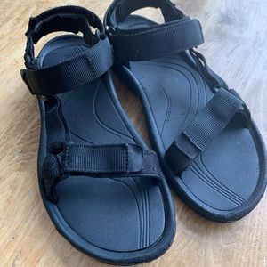 Men’s size 8 Black Tevas